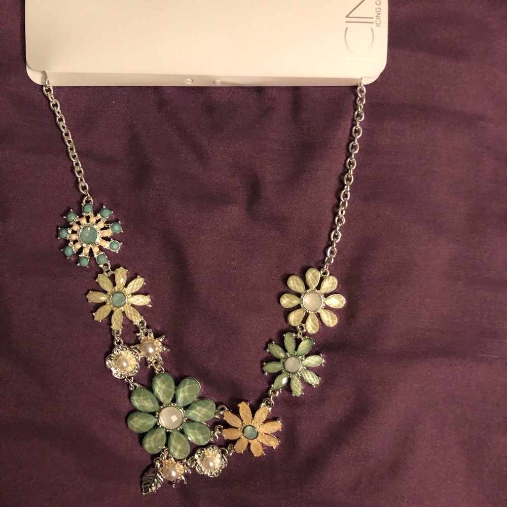 ❤️ 2/$15 Pretty flowered necklace